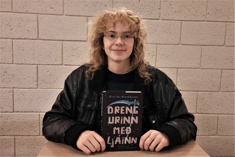 Sigurjón Líndal Benediktsson með bókina.