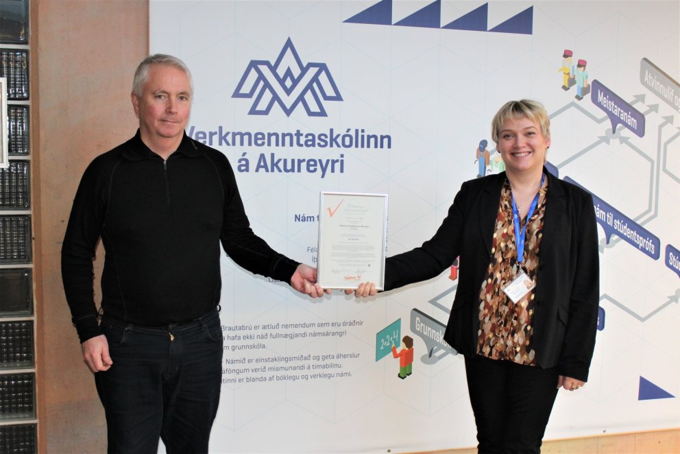 Sigríður Huld og Benedikt með jafnlaunaskjalið.