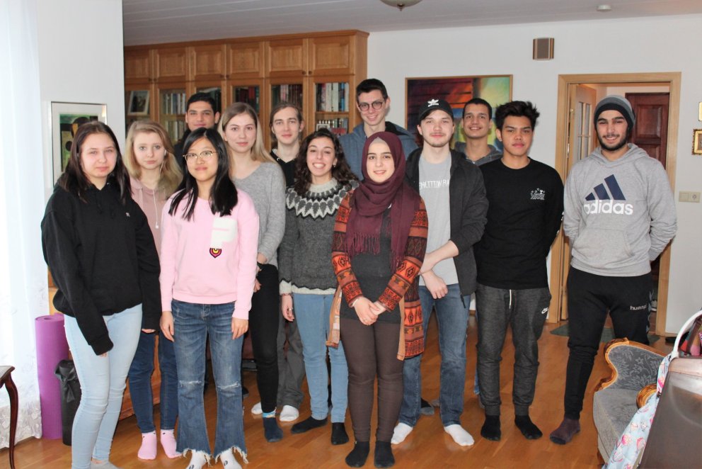 Kampakátir nemendur með verkefni dagsins.