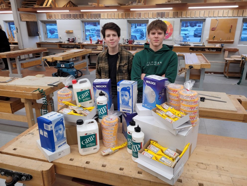 Tveir grunndeildarnemar, Jarl Kolbeinsson Bergeng og Garðar Atli Gestsson, við vörurnar sem Slippfél&hellip;