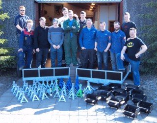 Stálsmiðahópur með verkefnin sín