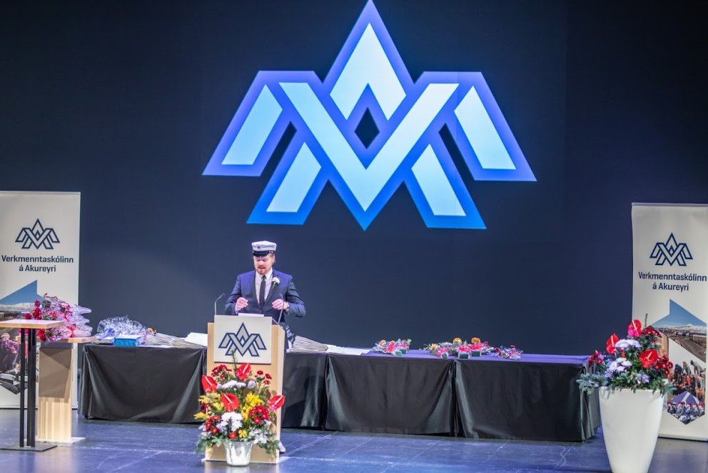 Steinar Logi flytur ávarp brautskráningarnema.