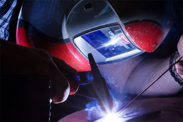 Suðumenn að störfum í VMA.