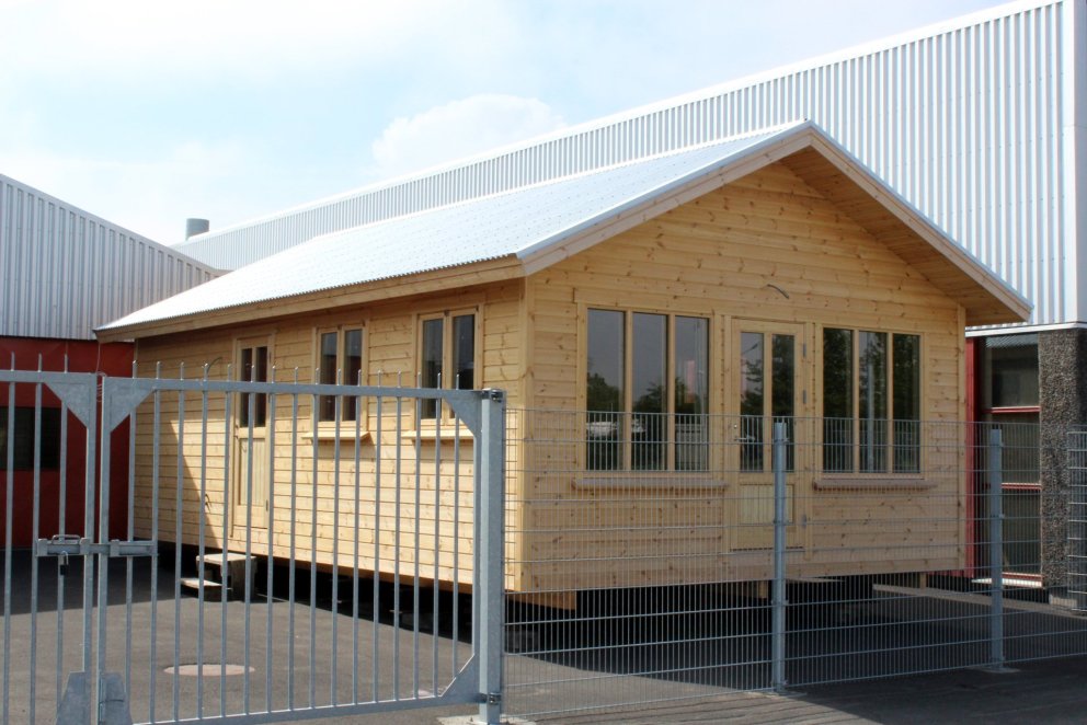 Sumarbústaðurinn stendur við hús byggingadeildar.