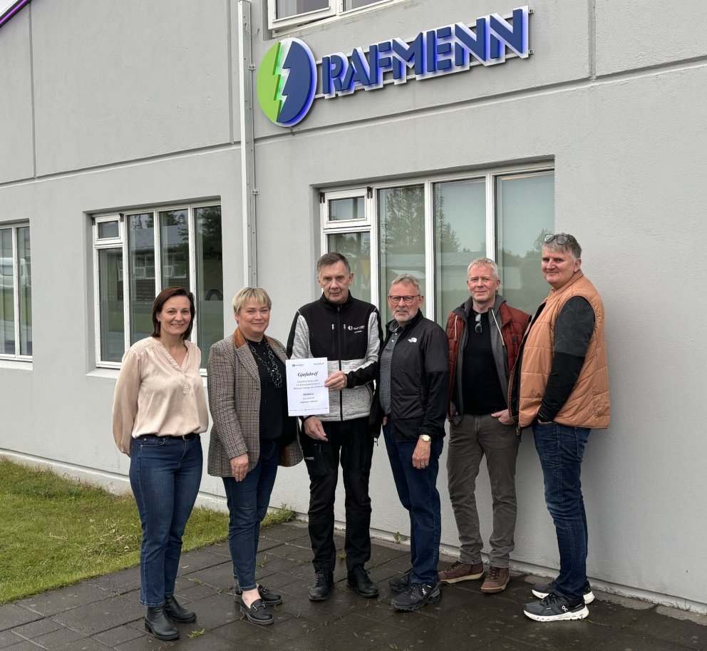 Við afhendingu gjafar Rafmanna ehf. til VMA.