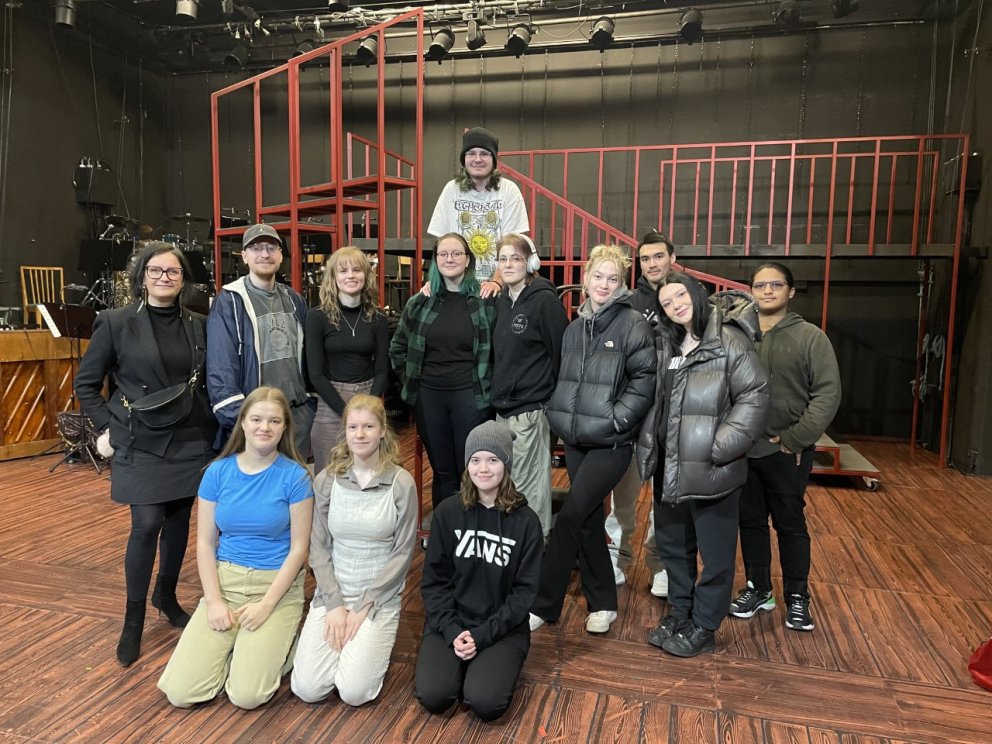 Marta Nordal og LIME-nemar á sviði Samkomuhússins.