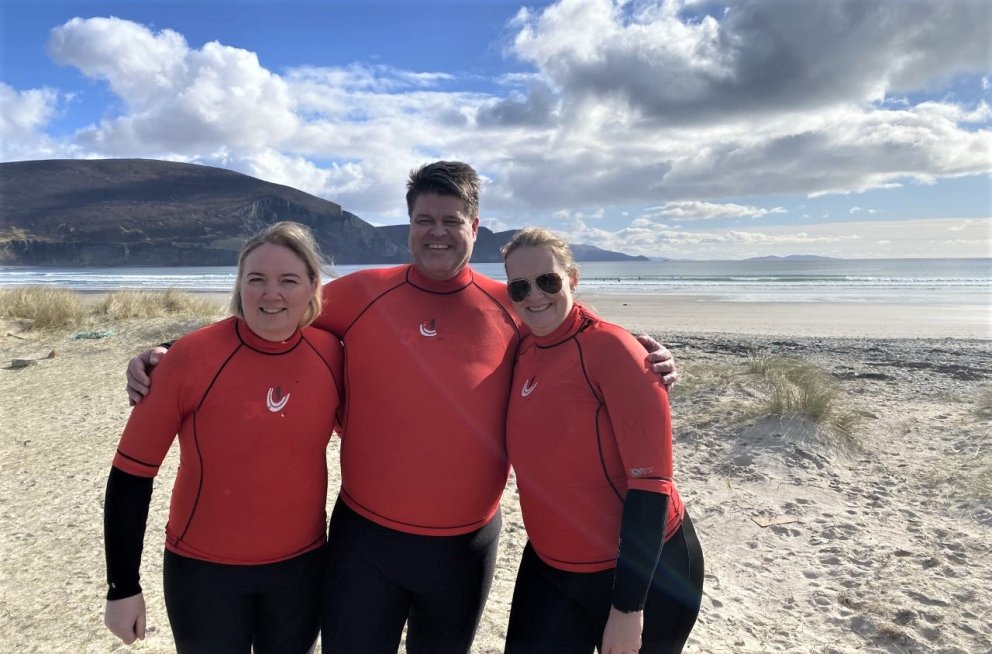 Kennararnir þrír á leið á brimbretti í Sligo.