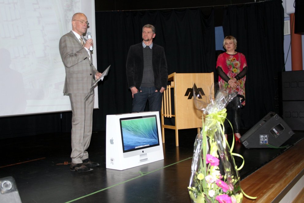 Hjalti Jón Sveinsson veitir gjöfinni viðtöku.