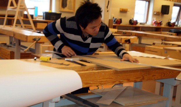 Rhonjie Calalau önnum kafinn í húsgagnasmíðinni.