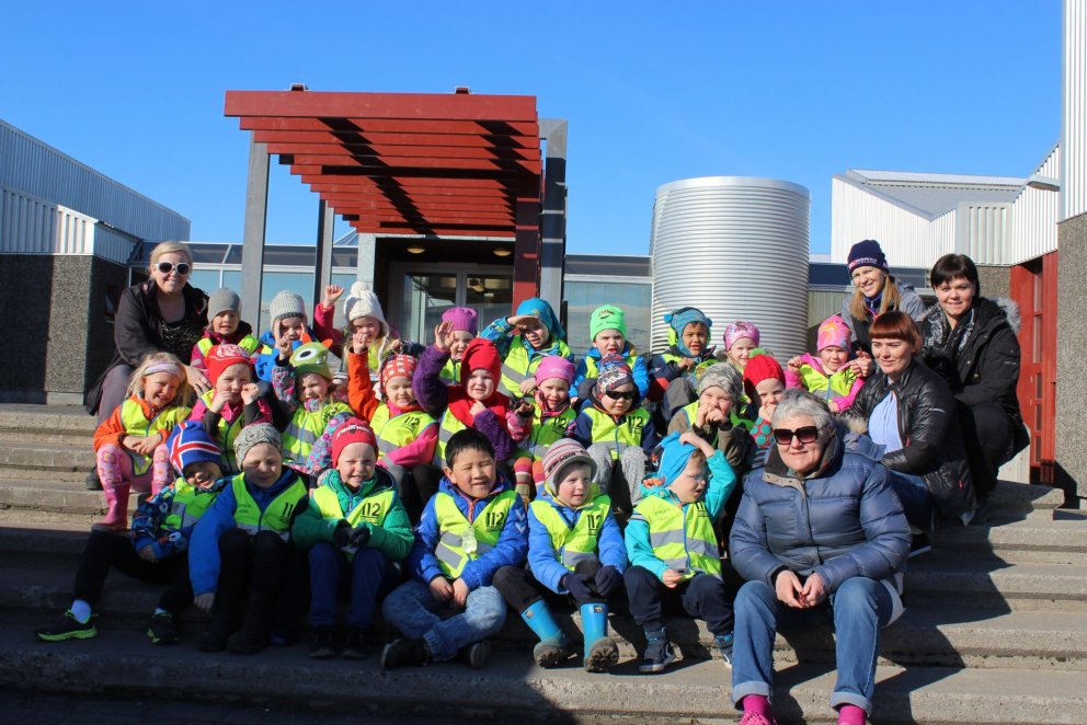 Tröllaborgarkrakkar og starfsmenn leikskólans.