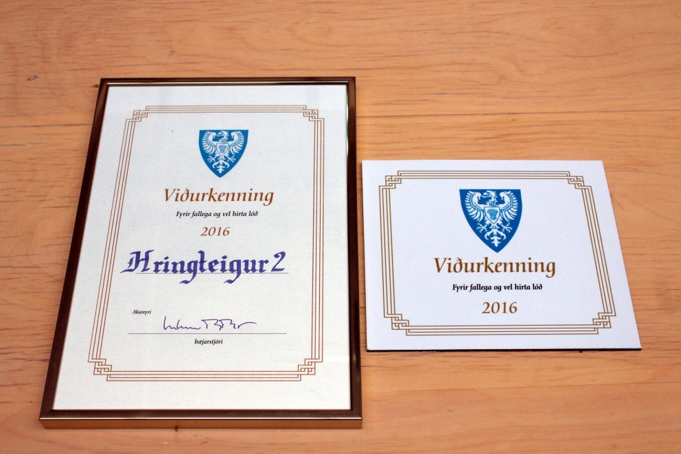 Viðurkenningarskjalið frá Akureyrarbæ.