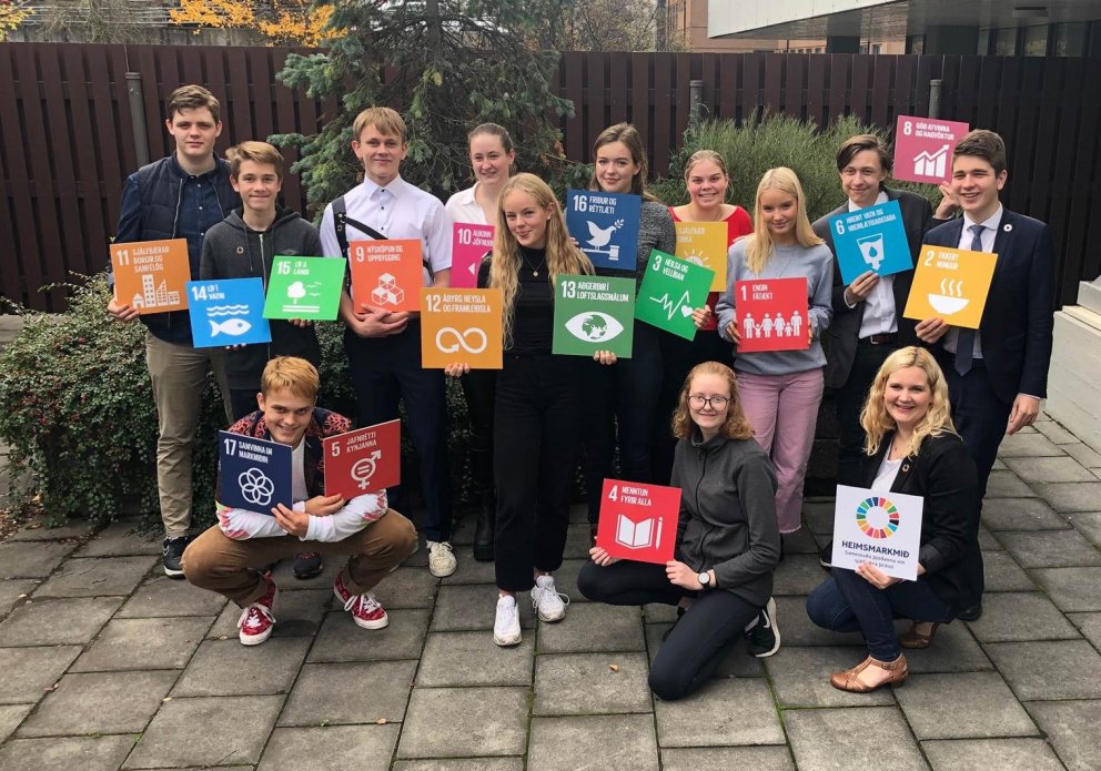 Anna Kristjana (krjúpandi) og aðrir fulltrúar.