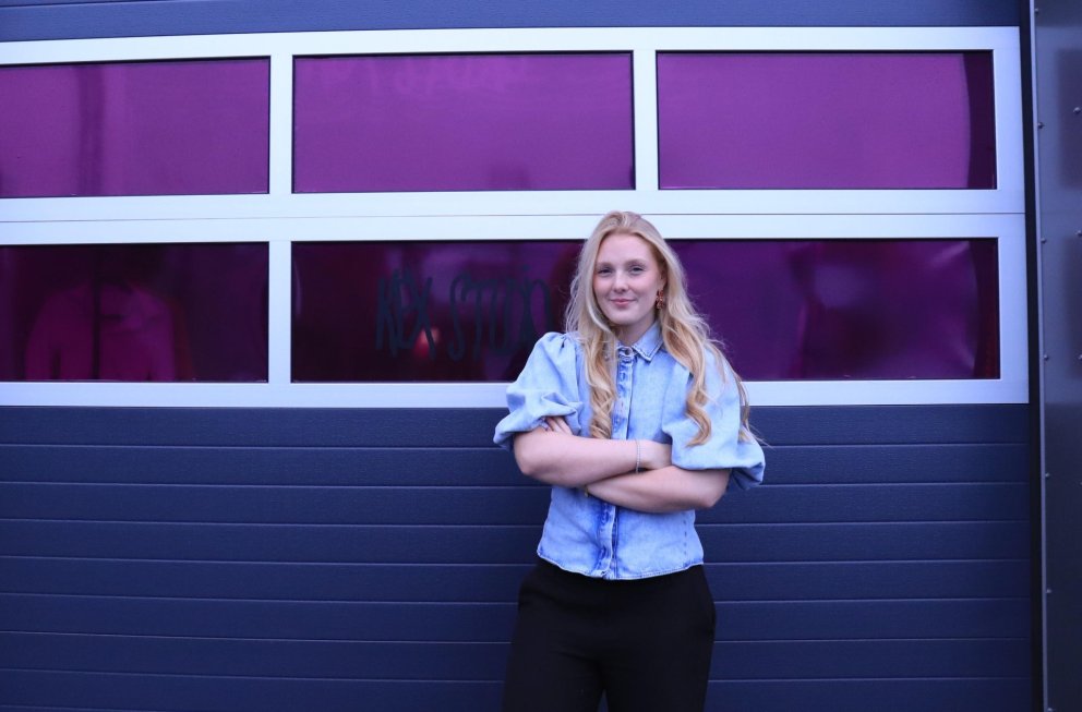 Ylfa Rún Arnarsdóttir við verslunina Kex Studio að Týsnesi 14 á Akureyri.