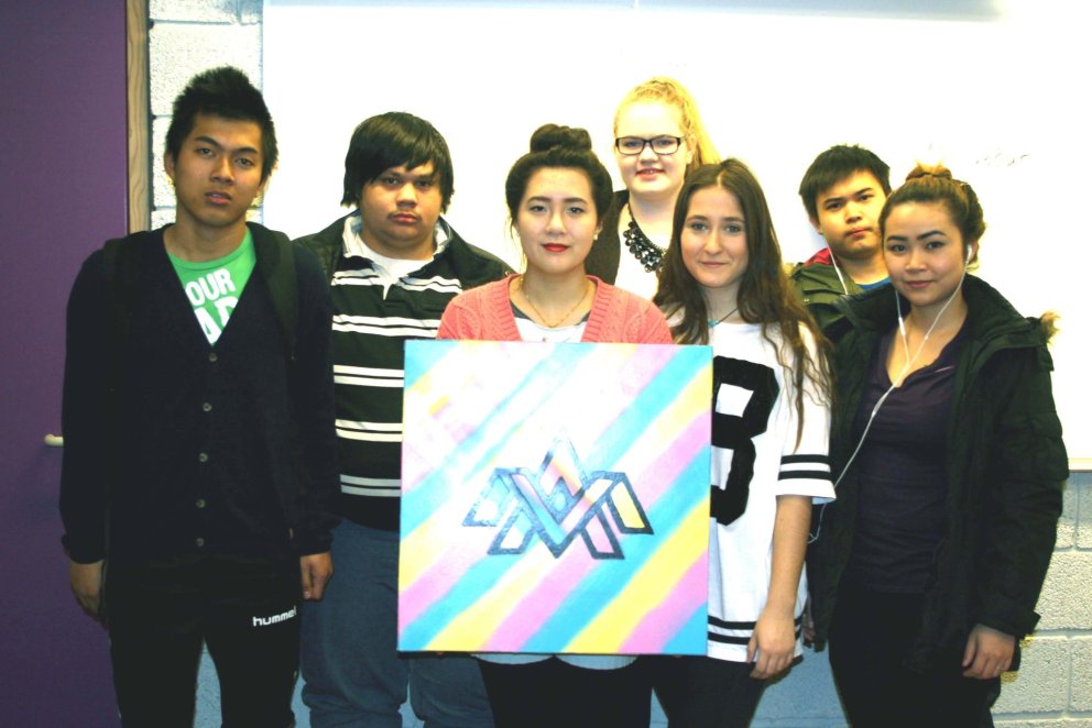 Nemendur í ÍSA 203 með lokið af VMA-spilinu.