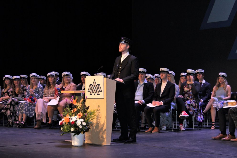 Valur Freyr Sveinsson flytur ávarp sitt í Hofi.