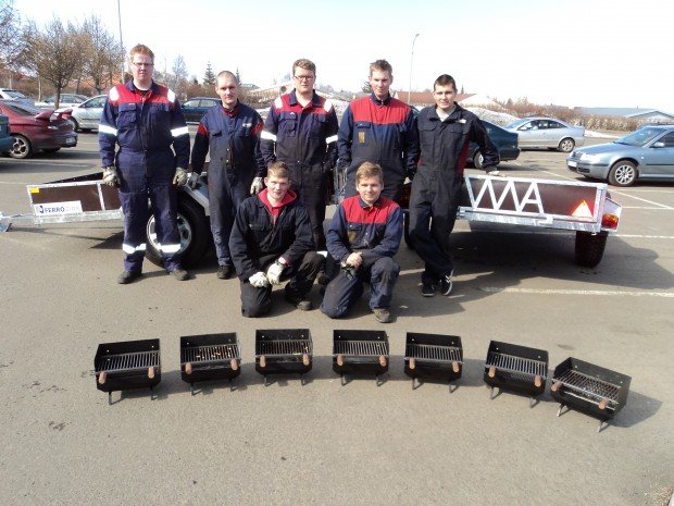 Stoltir stálsmíðanemar með afrakstur vorannar.