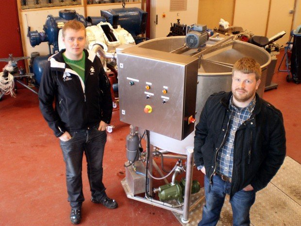 Unnar (t.v.) og Axel við próteinskiljuna.