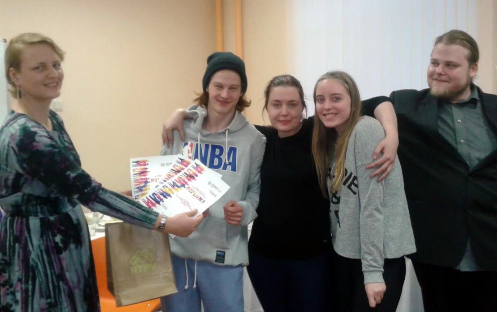 Þremenningarnar frá VMA ánægðir með verðlaunin.