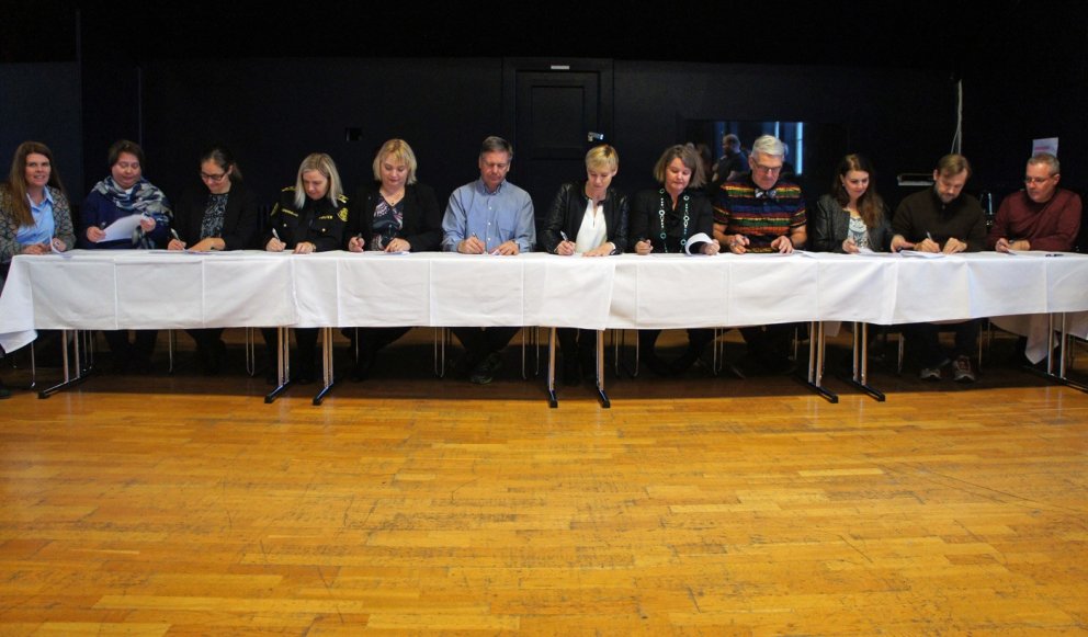 Skrifað undir samninginn í gær. Mynd: Ragnar Hólm.