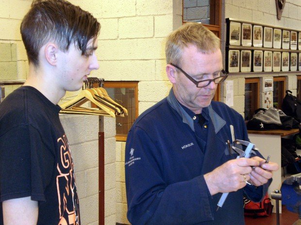 Hörður leiðbeinir nemanda í grunndeildinni.