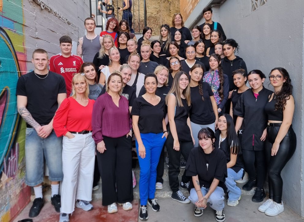 VMA-nemar og kennarar (til vinstri á myndinni) ásamt nemendum og kennurum í hársnyrtiðn í Malaga.