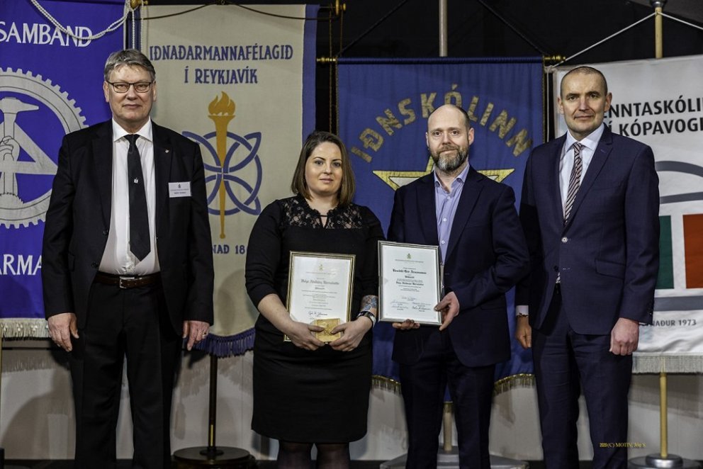Helga Aðalbjörg með viðurkenningu sína.