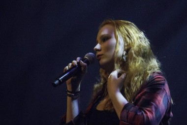 Lilla Steinke syngur til sigurs  Hofi.