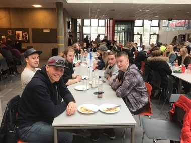 VMA-nemar sitja a sningi  Charlottenlund.