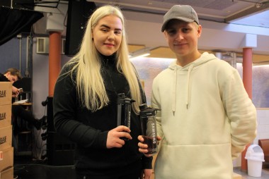 Kristín Tobiasdóttir og Ólafur Göran með brúsa.