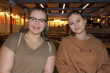 Elsabeth sa (t.v.) og rkatla.