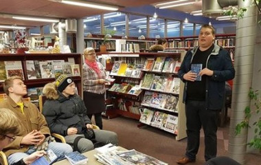 Kristinn Rnar kynnir bk sna  bkasafni VMA.