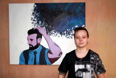 Hjrtur Benediktsson vi verki sitt.