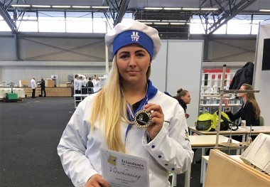 Helga Hermannsdttir me viurkenningu sna.