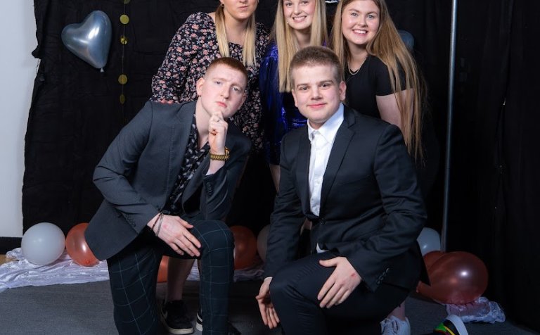 Prúðbúnir nemendur á árshátíð VMA 2022.