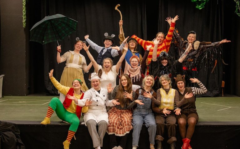 Hress leikhópurinn á sviðinu í Gryfjunni. Mynd: Hilmar Friðjónsson.