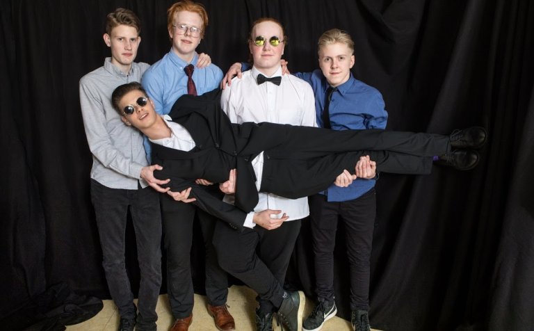 Nemendur bregða á leik á árshátíðinni.