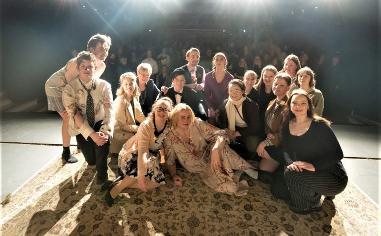 Sæll og glaður leikhópur að lokinni frumsýningu.