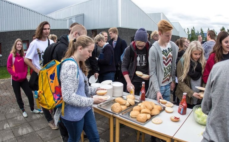Meðal annars var boðið upp á grillaða borgara.