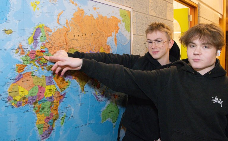 Antoni Piotr Kwasiborski og Igor Biernat benda á upprunaland sitt, Pólland. Mynd: Hilmar Friðjónsson…