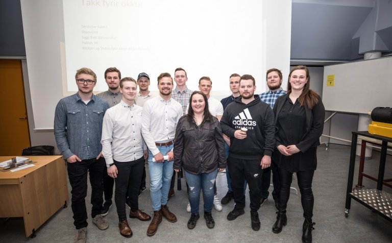 Vélstjórnarnemarnir tólf sem kynntu verkefni sín.