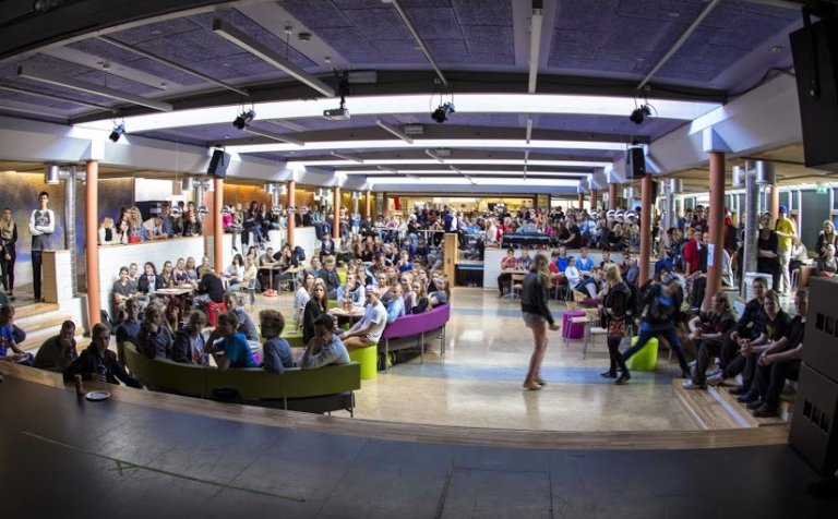 Þétt setinn bekkurinn á nýnemahátíðinni í fyrra.