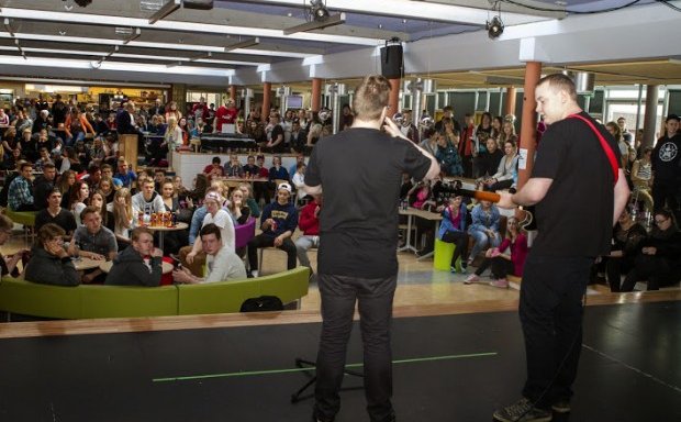 Þétt setin Gryfjan á nýnemahátíðinni.