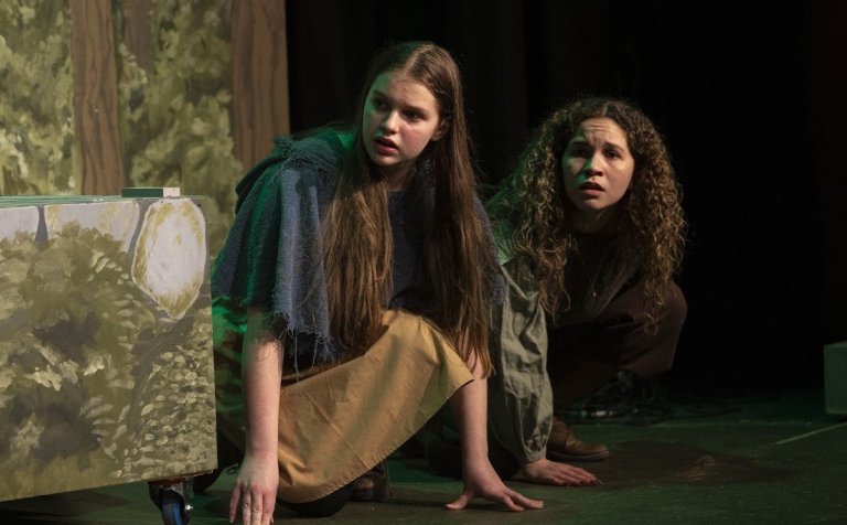 Ásta Ólafía Jónsdóttir (til hægri) í hlutverki Ronju ræningjadóttur og Elín Karlotta Anton í hlutver&hellip;