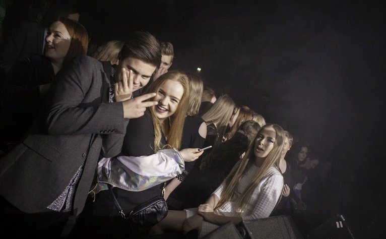 Fjör á dansgólfinu í Íþróttahöllinni.