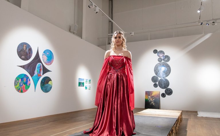 Glæsileg hönnun fatnaðar á tískusýningunni.