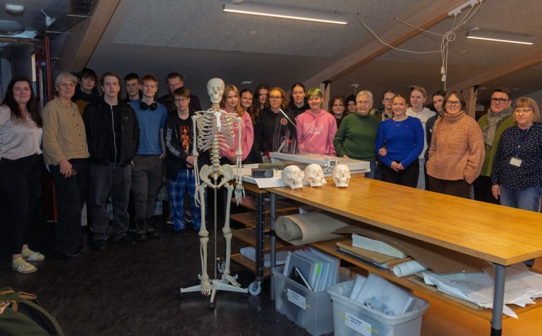 Arnheiður Kristinsdóttir og Ronja Axelsdóttir afhentu listnáms- og hönnunarbraut VMA styrk úr Minnin…