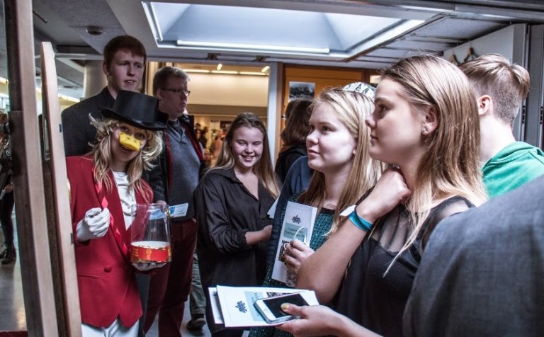 Áhugasamir 10. bekkingar kynna sér starfið í VMA.