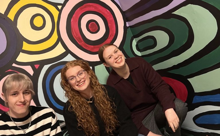 Málverkið fína sem nemendur standa í er eftir Svanhvíti Líf Bjarnadóttur fyrrum nemenda í VMA