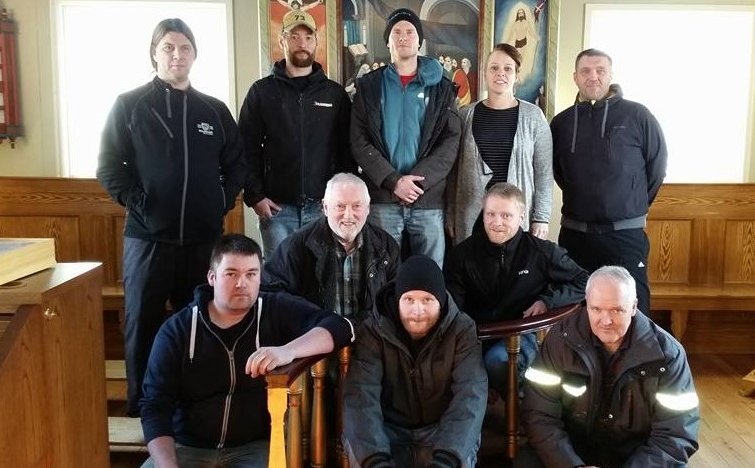 Nemendur níu og Snorri kennari í Vallakirkju.