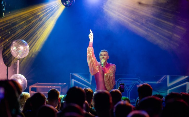 Páll Óskar í góðum gír á árshátíðinni. Mynd: HF